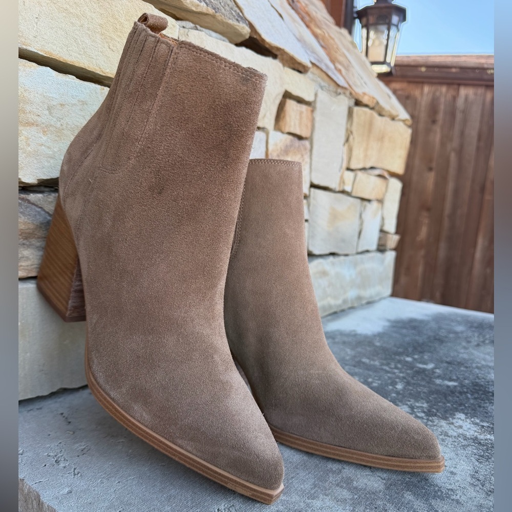 Marc Fisher women’s leather Suede Pointed-Toe Ankle Boots in tan. Sz-9.5M. LocW - Picture 2 of 12